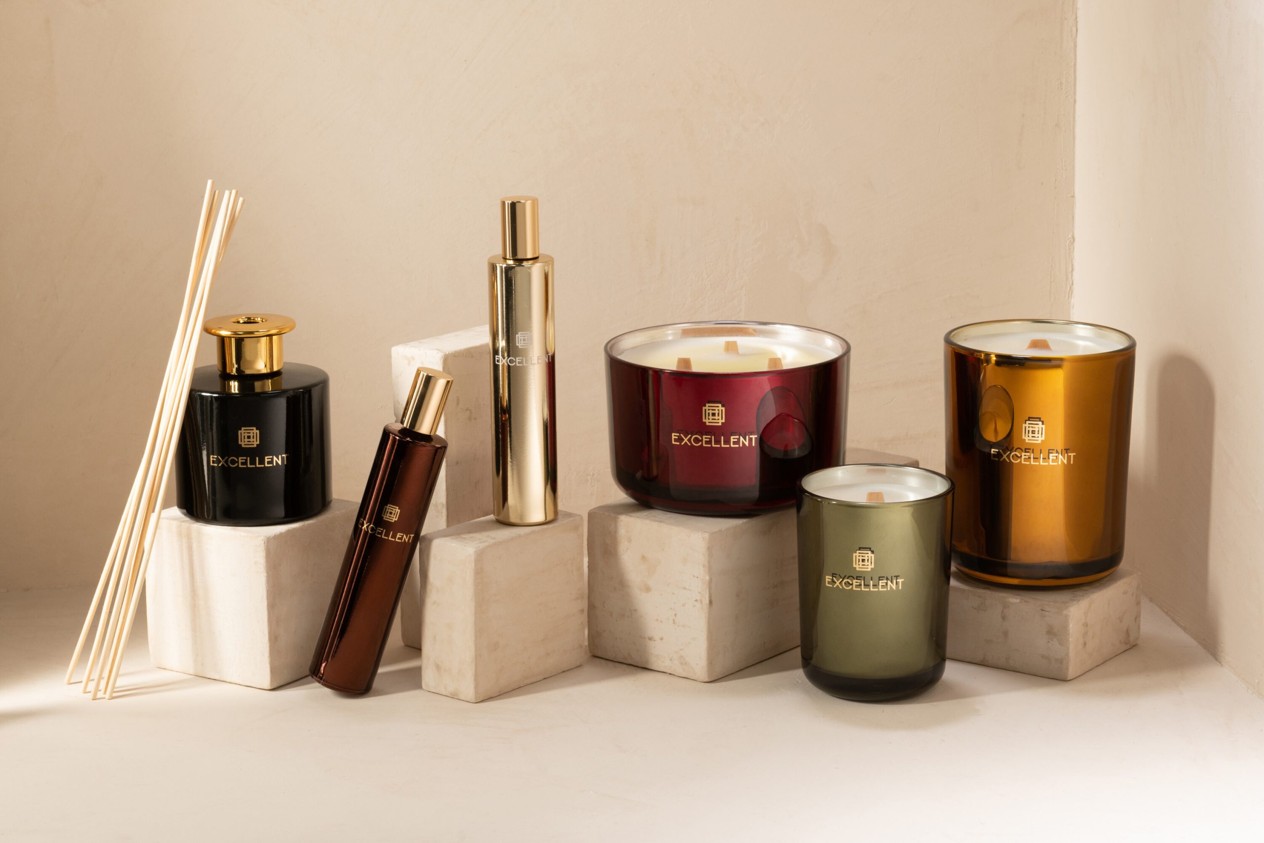 EXCELLENT – GOLDEN HONEY CANDLE MEDIUM